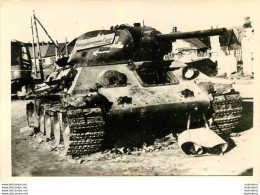 CHAR T34 RUSSE DETRUIT DANS UN VILLAGE DE RUSSIE UTILISE PAR LES ALLEMANDS EN PANNEAU PHOTO 13X9CM - Guerra, Militares