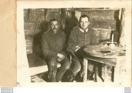 CARTE PHOTO SOLDATS ALLEMANDS DANS UN ABRI - Weltkrieg 1914-18