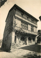 01 - Pérouges - Cité Médiévale - La Maison Cazin De Villeneuve - Façade Du XIIIe S - Carte Dentelée - CPSM Grand Format  - Pérouges