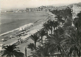 06 - Cannes - Promenade De La Croisette, La Plage Et Le Mont-Chevalier - Mention Photographie Véritable - Carte Dentelée - Cannes