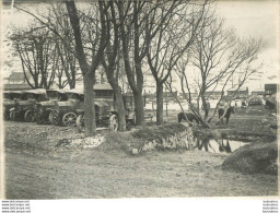 CAMIONS STATIONNES AUX ABORDS D'UN VILLAGE WW1 PHOTO ORIGINALE 18 X 13 CM - Krieg, Militär