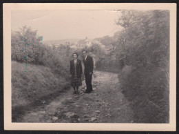 Jolie Photographie D'un Couple Sur Un Chemin à Groslay Dans Le Val D'Oise En 1948, 8,7 X 6,3 Cm - Places