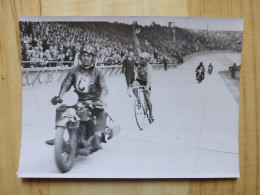 PARC DES PRINCES 1934 ARRIVEE DE MORET - VAINQUEUR DU BORDEAUX PARIS - PHOTOGRAPHIE CYCLISME CYCLISTE SPORT MOTOCYCLETTE - Wielrennen
