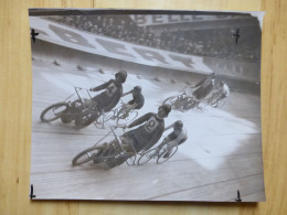 ANDRE MOUTON A LA CORDE PASSE PAR SERES VERS 1936 - PHOTOGRAPHIE CYCLISME CYCLISTE SPORT MOTOCYCLETTE - Radsport