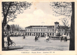 26859 " VERCELLI-PIAZZA ROMA-STAZIONE FF.SS. " ANIMATA-VERA FOTO -CART. POST.  SPED.1961 - Vercelli