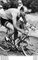 TOUR DE FRANCE 1952 FIORENZO MAGNI DANS LE CONTRE LA MONTRE PHOTO DE PRESSE 17 X 11 CM - Deportes