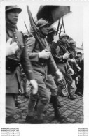 SOLDATS DEFILE ARMES A LA MAIN PHOTO ORIGINALE 9 X 6 CM - War, Military