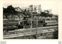 TRAINS GROS PLAN ET ARRIERE PLAN   PHOTO ORIGINALE 13 X 9 CM - Eisenbahnen