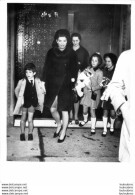 JACKIE KENNEDY  ET SES ENFANTS JOHN ET CAROLINE  PHOTO DE PRESSE ORIGINALE 20 X 15 CM - Célébrités