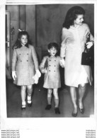 JACKIE KENNEDY  ET SES ENFANTS JOHN ET CAROLINE EN ARGENTINE  PHOTO DE PRESSE ORIGINALE 20 X 15 CM - Célébrités