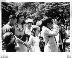 JACKIE KENNEDY A HAWAI AVEC SES ENFANTS EN 1966  PHOTO DE PRESSE  ORIGINALE   24 X 19 CM - Célébrités