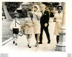 JACKIE KENNEDY  ET SES ENFANTS JOHN ET CAROLINE  PALM BEACH  PHOTO DE PRESSE ORIGINALE  20 X 15 CM - Famous People