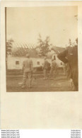 CARTE PHOTO SOLDATS AUTRICHIENS DEVANT UNE MAISON EN FEU - Guerra 1914-18