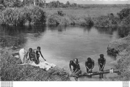 AFRIQUE NOIRE FEMMES AFRICAINES LESSIVE DANS LA RIVIERE - Unclassified