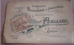 CARTE COMMERCIALE ALBERT PLASSARD RUE CENTRALE 69 LYON. BIJOUX POETIQUES SAUTOIRS ETC.... - Visitenkarten