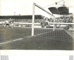 FOOTBALL FRANCE BELGIQUE 1-1 LE  29/10/1967 BUT DE HERBIN  84eme MINUTE  PHOTO KEYSTONE FORMAT 24 X 18 CM - Sport