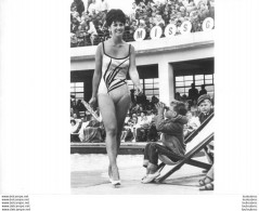 ELECTION MISS ANGLETERRE 08/1965 DANIA WESTBURY  HUMOUR ENFANT AVEC JUMELLES PHOTO KEYSTONE 24X18 CM - Célébrités