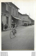 COURSE CYCLISTE 1967  LES ABRETS  ET ALENTOURS ISERE PHOTO ORIGINALE FAURE LES ABRETS  11 X 8 CM R5 - Radsport