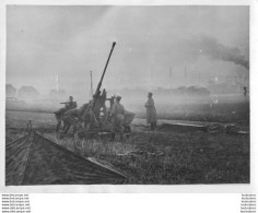 EXERCICES DE TIR CONTRE AVIONS EN ALLEMAGNE  PHOTO KEYSTONE 24 X 18 CM - Oorlog, Militair