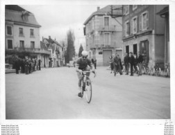 COURSE CYCLISTE 1967  LES ABRETS ET ALENTOURS ISERE PHOTO ORIGINALE FAURE LES ABRETS  11 X 8 CM R32 - Wielrennen