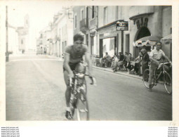 COURSE CYCLISTE 1967 LES ABRETS ET ALENTOURS ISERE PHOTO ORIGINALE FAURE LES ABRETS  11 X 8 CM R34 - Wielrennen