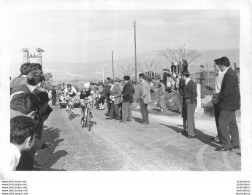 COURSE CYCLISTE 1967  LES ABRETS  ET ALENTOURS ISERE PHOTO ORIGINALE FAURE LES ABRETS  11 X 8 CM R28 - Cyclisme