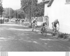 COURSE CYCLISTE 1967  LES ABRETS  ET ALENTOURS ISERE PHOTO ORIGINALE FAURE LES ABRETS  11 X 8 CM R19 - Wielrennen