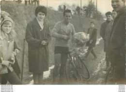 COURSE CYCLISTE 1967  LES ABRETS  ET ALENTOURS ISERE PHOTO ORIGINALE FAURE LES ABRETS  11 X 8 CM - Ciclismo