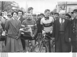 COURSE CYCLISTE 1967  LES ABRETS  ET ALENTOURS ISERE PHOTO ORIGINALE FAURE LES ABRETS  11 X 8 CM R26 - Wielrennen