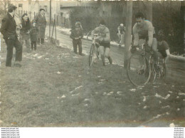 COURSE CYCLISTE 1967  LES ABRETS  ET ALENTOURS ISERE PHOTO ORIGINALE FAURE LES ABRETS  11 X 8 CM R2 - Radsport