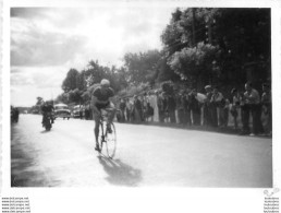 COURSE CYCLISTE 1967  LES ABRETS  ET ALENTOURS ISERE PHOTO ORIGINALE FAURE LES ABRETS  11 X 8 CM R16 - Wielrennen