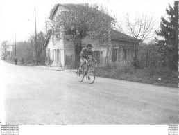 COURSE CYCLISTE 1967  LES ABRETS  ET ALENTOURS ISERE PHOTO ORIGINALE FAURE LES ABRETS  11 X 8 CM R11 - Wielrennen