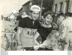 COURSE CYCLISTE 1958 LES ABRETS  ET ALENTOURS ISERE PHOTO ORIGINALE FAURE LES ABRETS  11 X 8 CM - Wielrennen