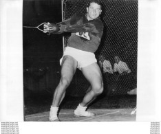 ATHLETISME L'AMERICAIN HAROLD CONNOLY BAT LE RECORD DU MONDE DU MARTEAU 70M67 EN 1962 PHOTO KEYSTONE FORMAT 24 X 18 CM - Sporten