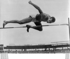 ATHLETISME LE RUSSE VALERIY BRUMEL 1962 BAT LE RECORD DU MONDE DE SAUT EN HAUTEUR 2M26  PHOTO KEYSTONE FORMAT 24 X 18 CM - Deportes