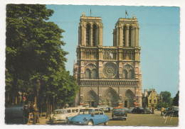 PARIS (75) LA FAÇADE DE LA CATHÉDRALE "NOTRE DAME"(1163-1260)ET LE PARVIS - TAXI  - DS CITROËN - Passenger Cars