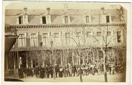 Photo CDV - Collège De RETHEL Vers 1869, étudiants Et Enseignants Dans La Cour, M. Robert, Supérieur - Alte (vor 1900)