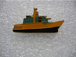 Pin's D'un Bateau De Marchandises - Schiffahrt