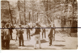 Carte Photo. CPA . Soldats Et Personnages Qui Dansent , Bal , Fête De Village ? Musiciens, - Photographs