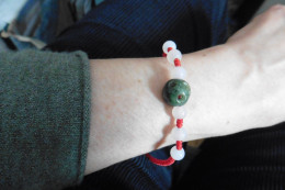 Bracelet Porte-bonheur Asie Cordon Rouge Réglable Perles En Marbre Et Jade Vert Blanc - Ethnics
