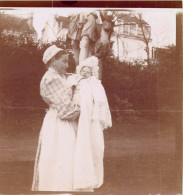 PHOTO ANCIENNE SNAPSHOT NOBLESSE ENFANT ERIC LIGIER DE LA PRADE AVEC SERVANTE 9.5 X 9.5 CM - Personnes Identifiées