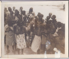 Photo  Afrique Cameroun Gabon Congo ?  Un Village Avec Autochtones Femmes Seins Nues  Réf 30241 - Africa