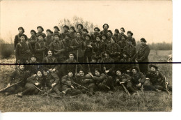 Carte Photo Militaire A Identifier .CPA . Soldats Qui Posent Pour La Photo. A Notre Ami ROGER BONNEFOIS . 23/12/27 - Fotografia