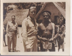 Photo Afrique Cameroun Gabon Congo ? Dans Un Village Lt Col Baker Et Un Autochtone Le Dandy   Réf 30243 - Africa