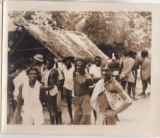 Photo Afrique Cameroun Gabon Congo ? Dans Un Village Groupe D' Autochtones Devant Une Case    Réf 30244 - Afrika