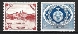 PAKISTAN. N°87-8 De 1957-8. Papeterie/Amphore. - Pakistán
