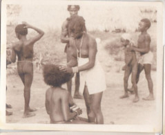 Photo Afrique Cameroun Gabon Congo ? Dans Un Village Femme Seins Nues Enlevant Des Poux A Une Autre Réf 30246 - Afrique