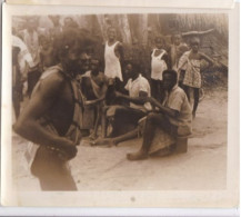 Photo Afrique Cameroun Gabon Congo ? Dans Un Village Groupe D'autochtones  Réf 30247 - Afrika