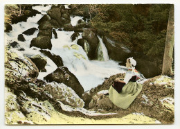 FONTAINE-DE-VAUCLUSE - Jeune Comtadine Auprès Des Cascades - Autres & Non Classés