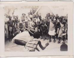 Photo Afrique Cameroun Gabon Congo ? Dans Un Village Groupe D'autochtones Dansant   Réf 30249 - Afrika